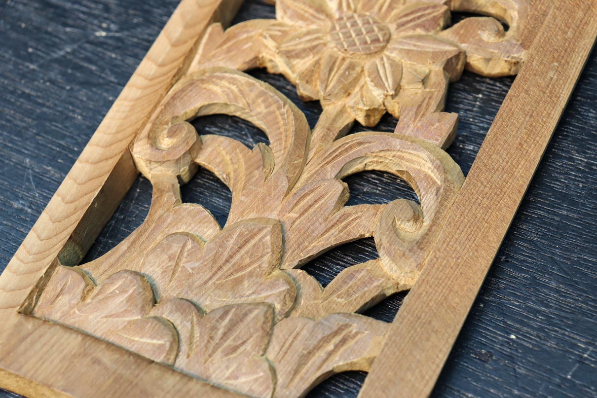 手作り感溢れる花や葉の絵柄入りの彫刻飾り DC9037abc 在庫3枚1セット