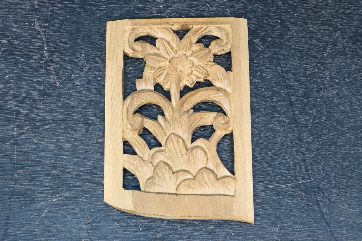 手作り感溢れる花や葉の絵柄入りの彫刻飾り DC9037abc 在庫3枚1セット