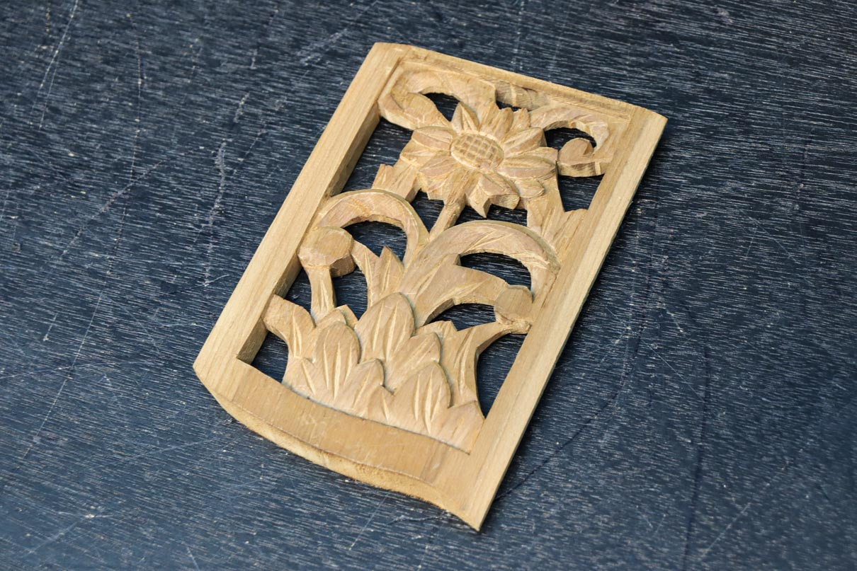 手作り感溢れる花や葉の絵柄入りの彫刻飾り DC9037abc 在庫3枚1セット