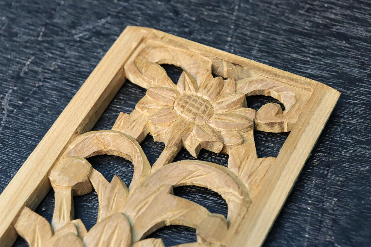 (少数民族や国家の壁飾り)珍しい彫刻品 手作り感溢れる花や葉の絵柄入りの彫刻飾り DC9037abc 在庫3枚1セット