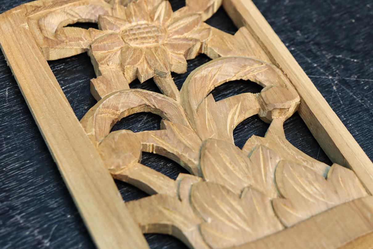 瞬間的お値下げ❣️小さめ木製彫刻入りパーテーション 4パネル 手作り感溢れる花や葉の絵柄入りの彫刻飾り DC9037abc 在庫3枚1セット
