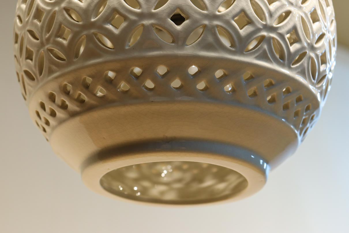 白地に浮かぶ七宝の透かし模様が美しい陶器製の小振りサイズ電笠