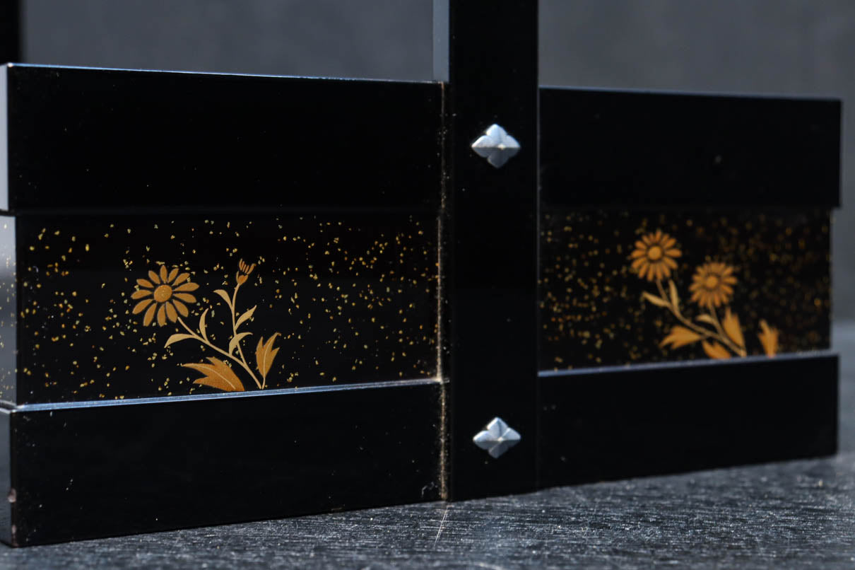黒漆の色彩に菊花模様で上品な趣きある手提げ小箱　DC9155　在庫2個