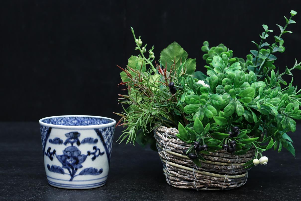 長*月様 323　古伊万里色絵窓絵草花文様半筒猪口　江戸中期 長*月様 323 古伊万里色絵窓絵草花文様半筒猪口 江戸中期 【公式通販】