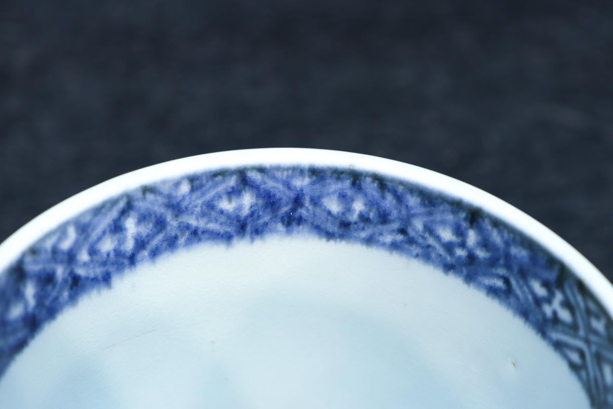 古伊万里 江戸期 蕎麦猪口 色絵草花幾何学紋 成化年製 輪花型 菱文 雷文 窓絵 幾何学の窓絵で個性的な花模様を引き立てる古伊万里のそば猪口 DC9175b