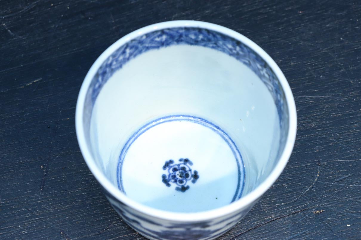 幾何学の窓絵で個性的な花模様を引き立てる古伊万里のそば猪口 DC9175b