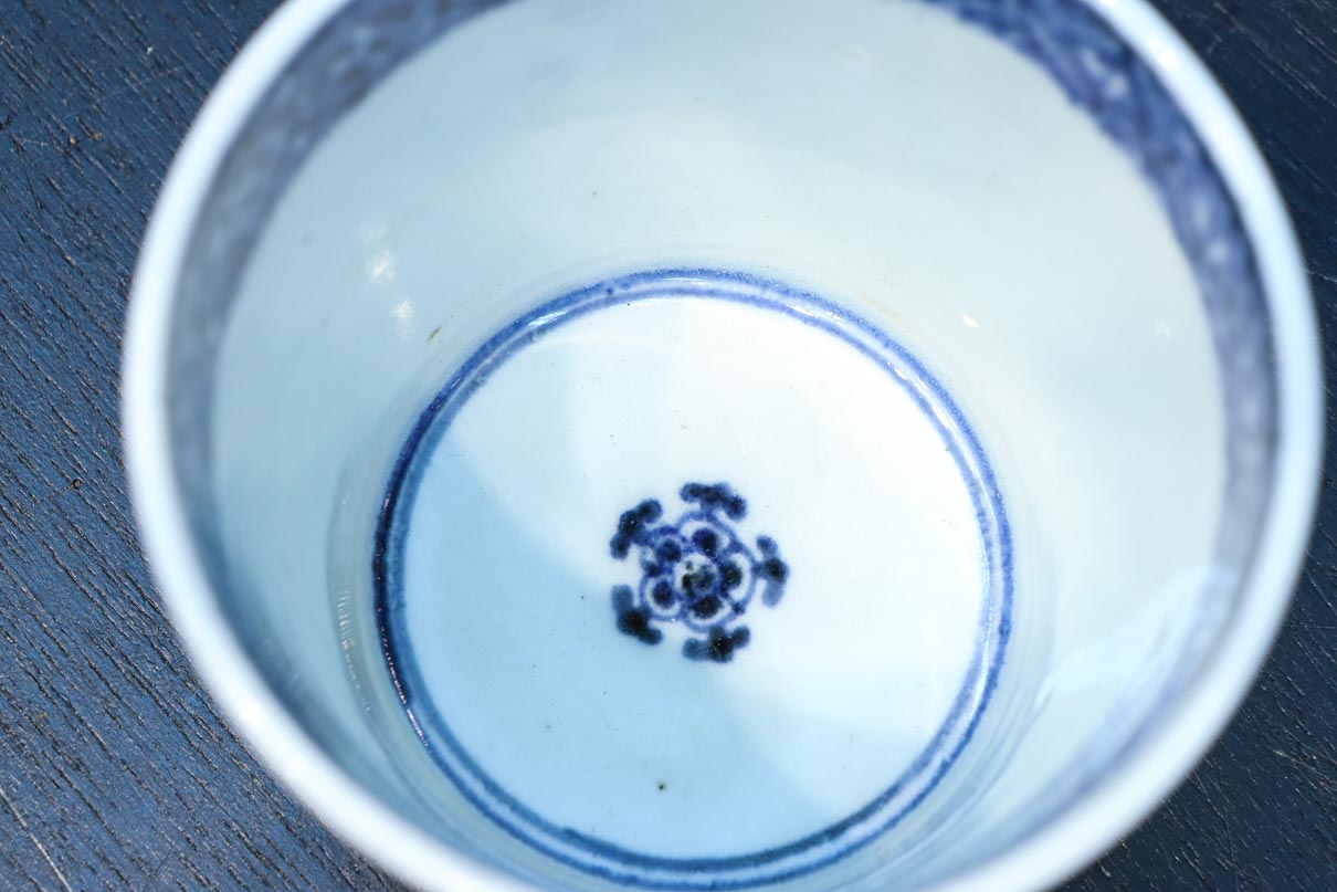幾何学の窓絵で個性的な花模様を引き立てる古伊万里のそば猪口 DC9175b