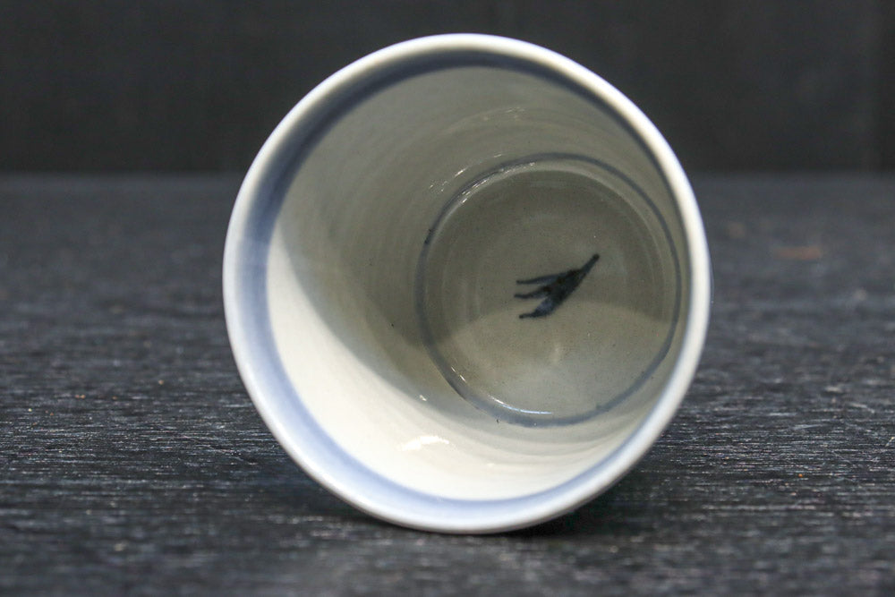 淡い染付の連子格子の絵柄で和の面持ちある蕎麦猪口　DC9176c
