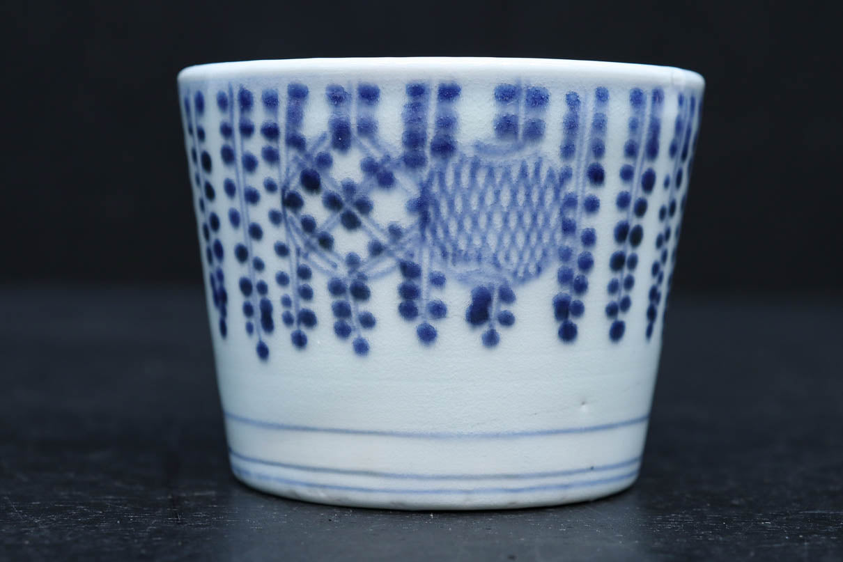 下がり藤に丸紋模様が華を添える蕎麦猪口 DC9184 – 古福庵 [ KOFUKUAN 下がり藤に丸紋模様が華を添える蕎麦猪口 DC9184 – 古福庵 [ KOFUKUAN