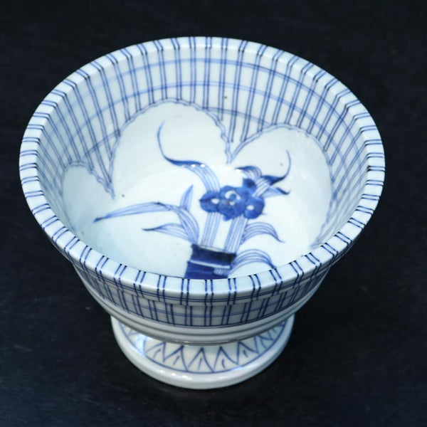 大鉢■色絵 窓絵 鶴 麒麟 唐子 古い菓子器 置物 花唐草 骨董(江戸後期)■ 格子文に瓶花図の窓絵を添えて風情ある盃洗 DC9195 – 古福庵