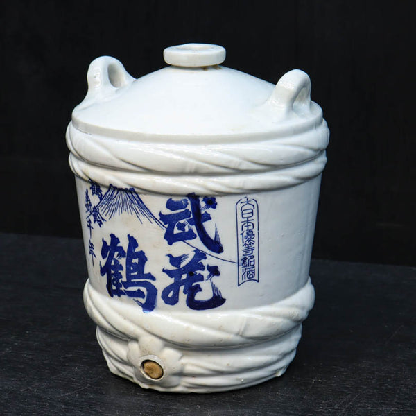 富士の絵柄や鶴の文字が目を引く陶器製酒樽 DC9210 – 古福庵
