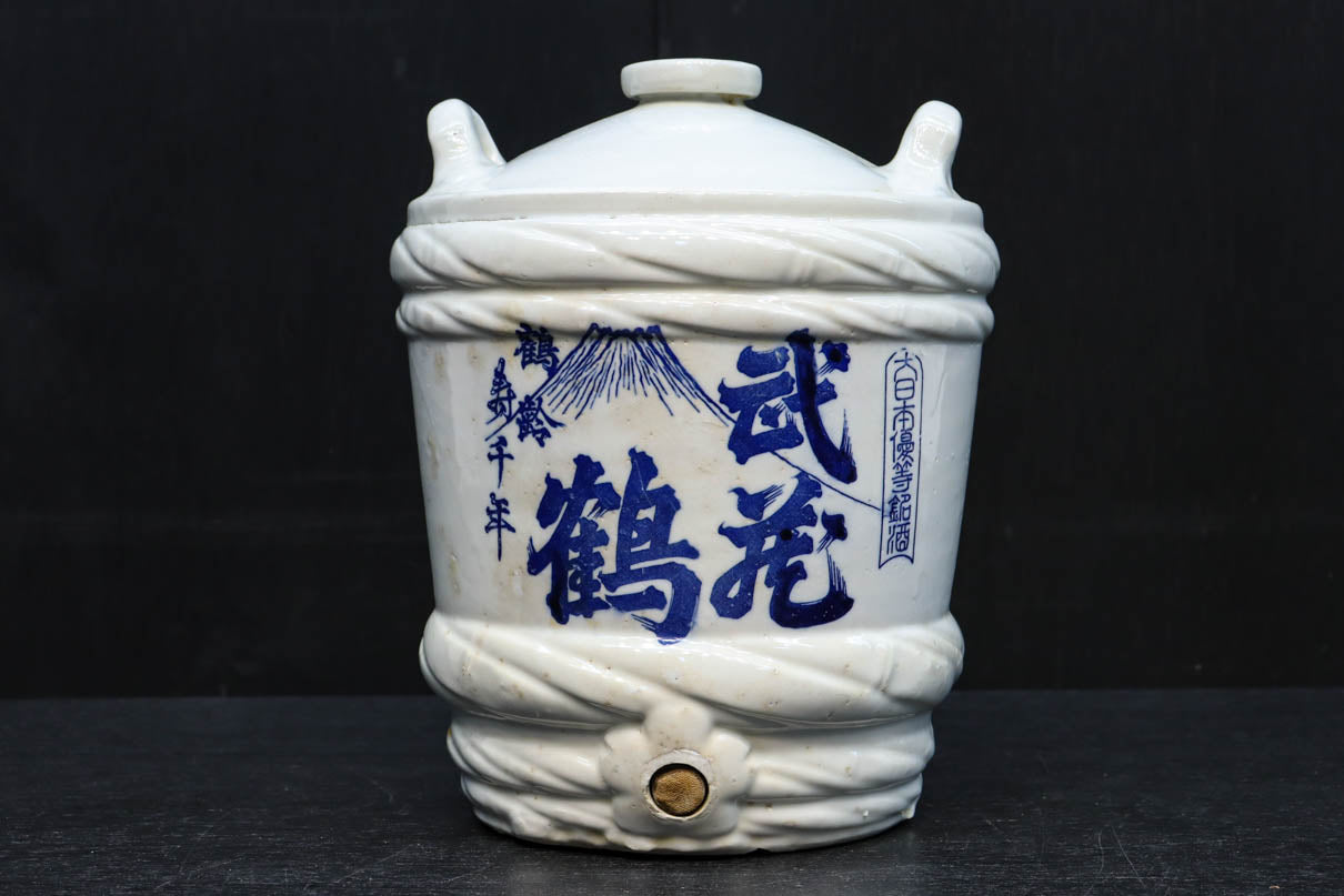 富士の絵柄や鶴の文字が目を引く陶器製酒樽 DC9210 – 古福庵