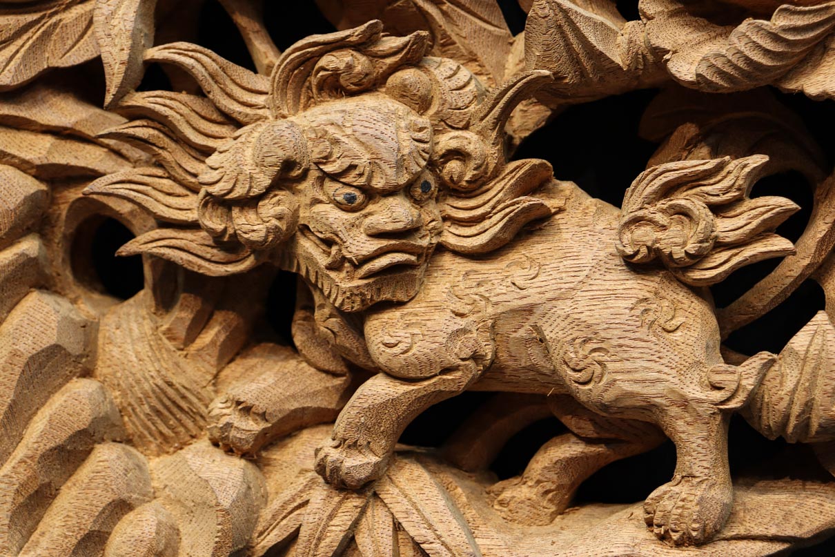 牡丹の木の上で戯れる5匹の唐獅子を描いた彫刻飾り DC9230 – 古福庵
