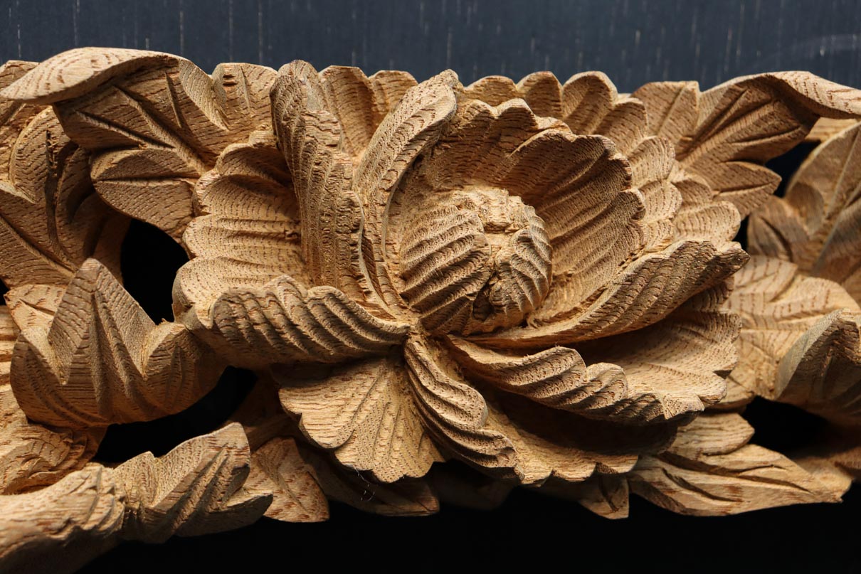 牡丹の木の上で戯れる5匹の唐獅子を描いた彫刻飾り DC9230 – 古福庵
