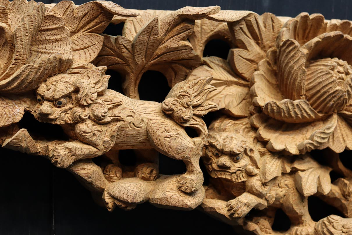 牡丹の木の上で戯れる5匹の唐獅子を描いた彫刻飾り DC9230 – 古福庵
