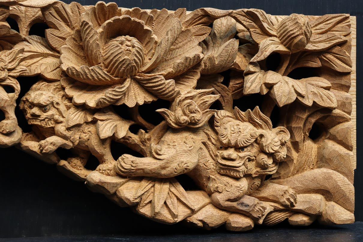 未使用品 昭和レトロ 春缶 唐獅子 木彫彫刻 彫刻 牡丹の木の上で戯れる5匹の唐獅子を描いた彫刻飾り DC9230 – 古福庵