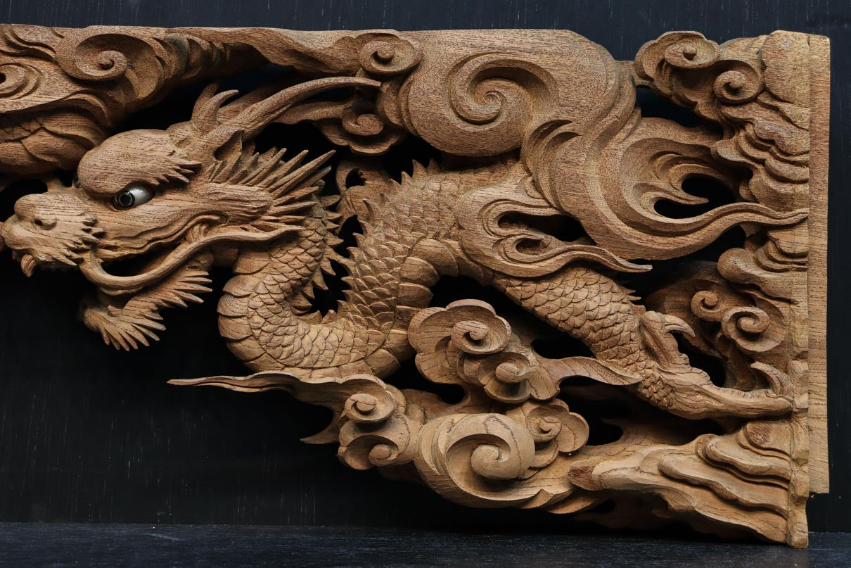 高級唐木　獅子龍彫刻付漆仕上長座卓　150cm幅テーブル一枚板 たのメル便❗️ 唐獅子と龍が牽制しあう雲間の風景を描く彫刻飾り DC9231 – 古福庵