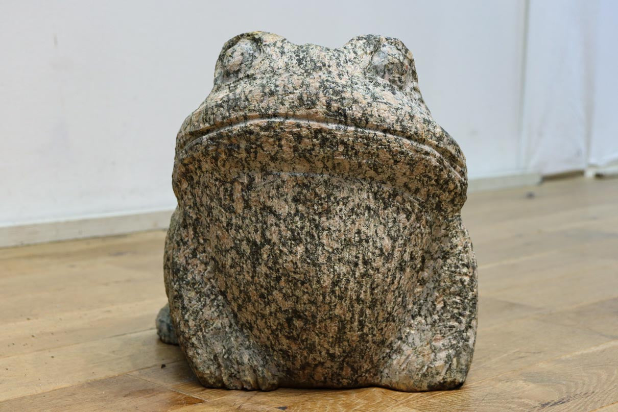 岩風呂に飾ってた石のカエルです  三匹セット ガーデンオブジェ 石の蛙三匹 | caeru
