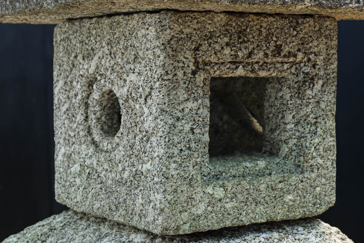 珍しい溶岩の石灯籠 苔むして時代を重ねた面持ち溢れる石灯籠 DC9264 – 古福庵 [ KOFUKUAN