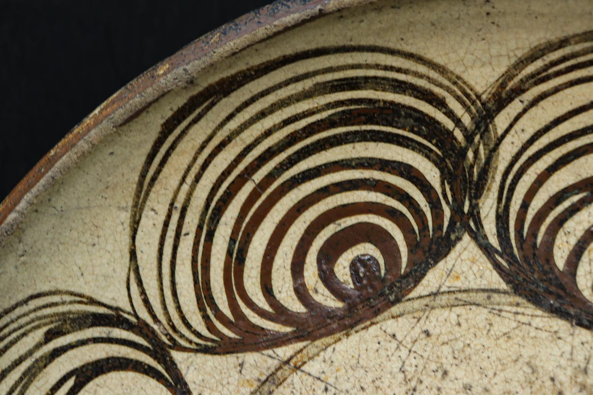 大胆な渦巻き模様が魅力の中型サイズの馬の目皿 DC9266 – 古福庵
