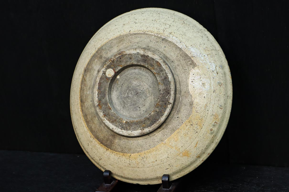 ベージュの渦巻き陶器 大胆な渦巻き模様が魅力の中型サイズの馬の目皿 DC9266 – 古福庵