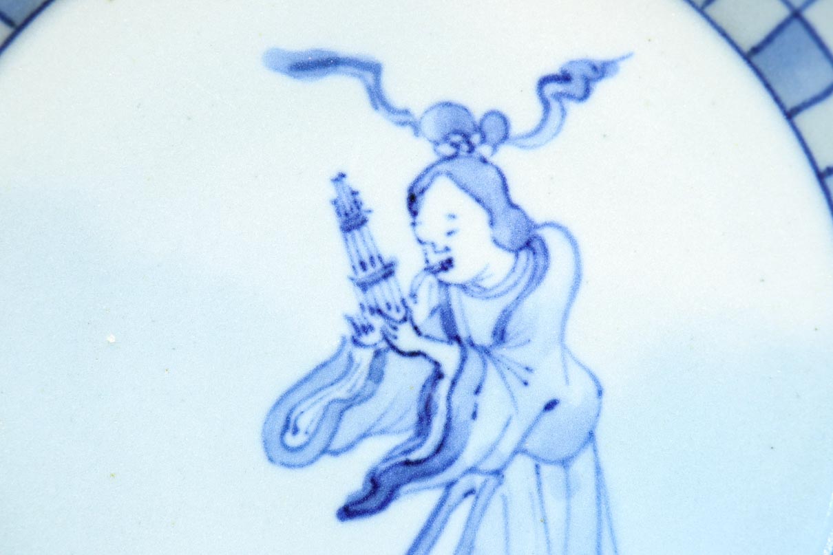 様々な和楽器の演者が描かれた古伊万里染付中型丸皿　DC9269a-j　在庫(a:1 b:1 c:1 d:1 e:1 f:1 g:1 h:1 i:1 j:1)枚