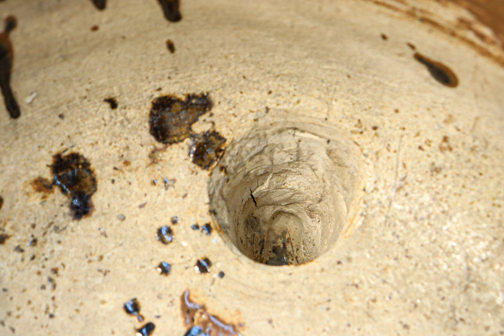 茶に黒の釉薬模様が浮かぶ個性的な器の3脚火鉢　DC9312