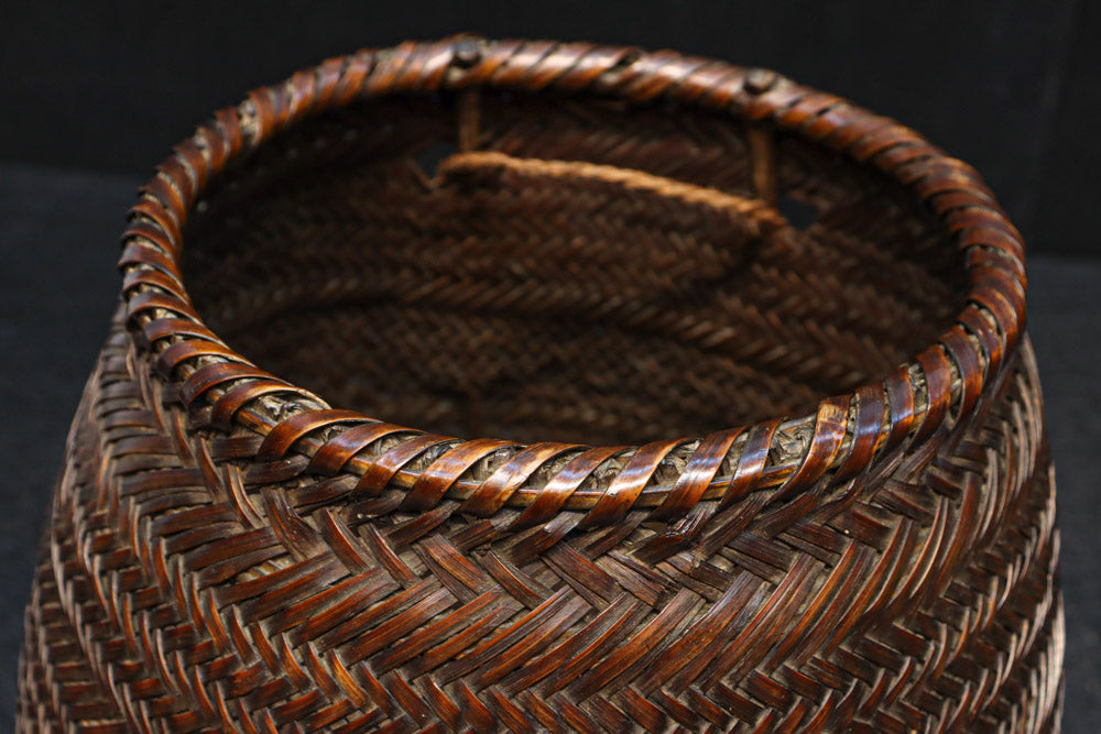 緻密に編み込まれた味わいある丸カゴ　DC9355