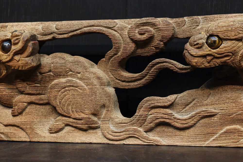 2頭の獅子を勇ましく、愛くるしく描いた彫刻飾り　DC9363
