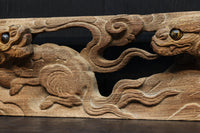 2頭の獅子を勇ましく、愛くるしく描いた彫刻飾り　DC9363