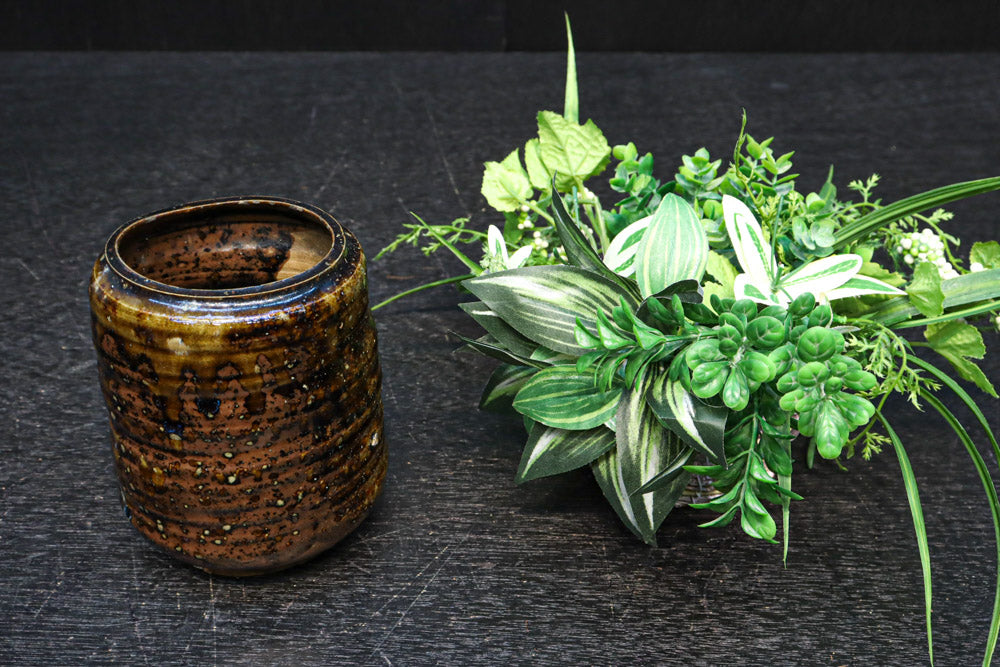 味わい深い色合いが魅力の花器　DC9372