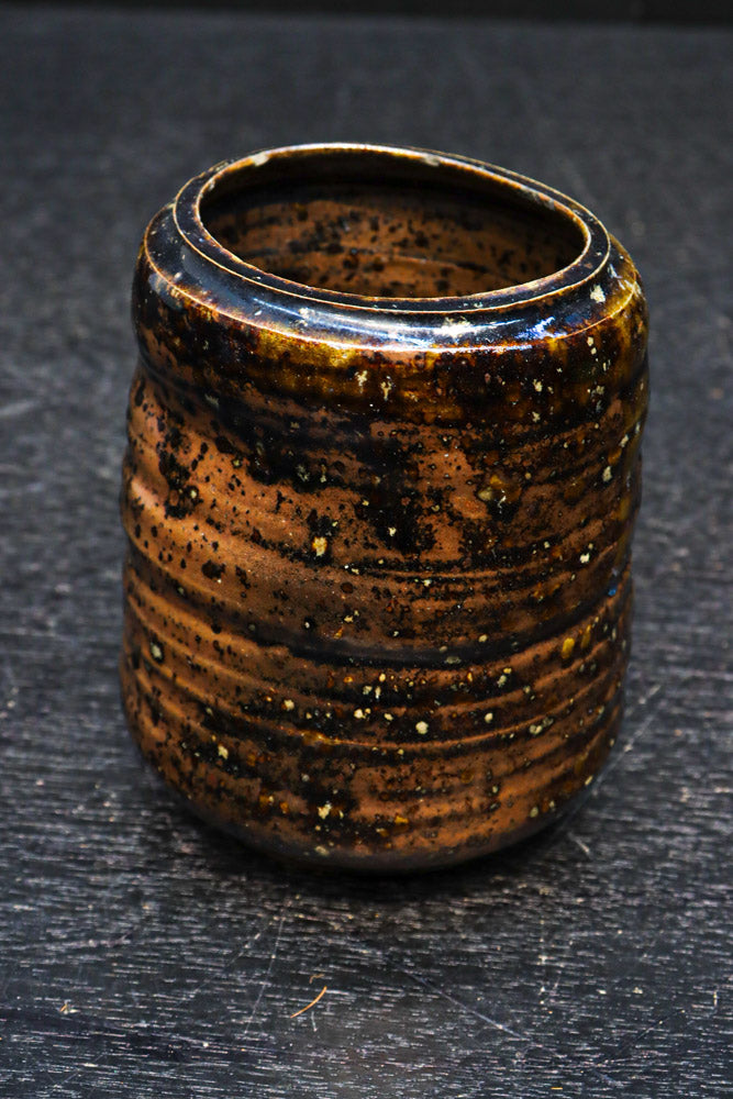 味わい深い色合いが魅力の花器　DC9372