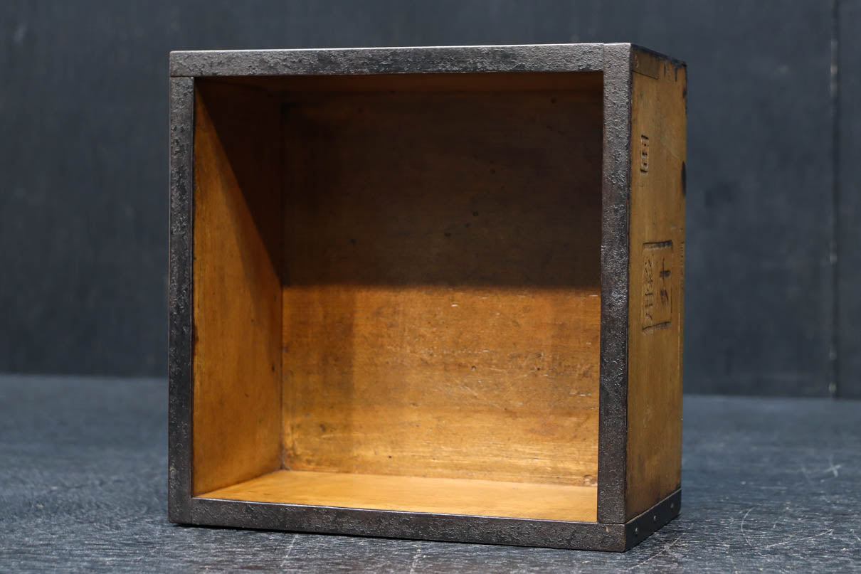 味わいある帯鉄縁作りの一升マス　DC9455bc　在庫(b:1 c:1)個