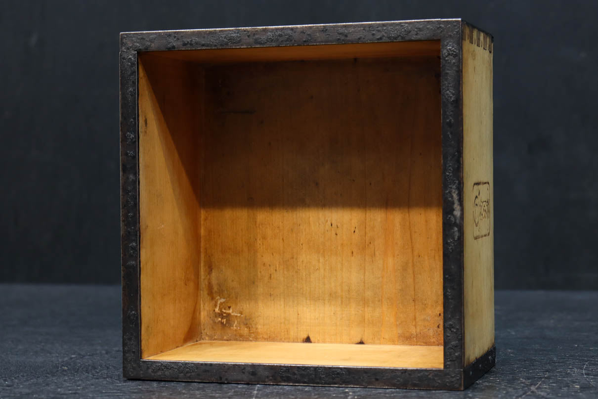 味わいある帯鉄縁作りの一升マス　DC9455bc　在庫(b:1 c:1)個