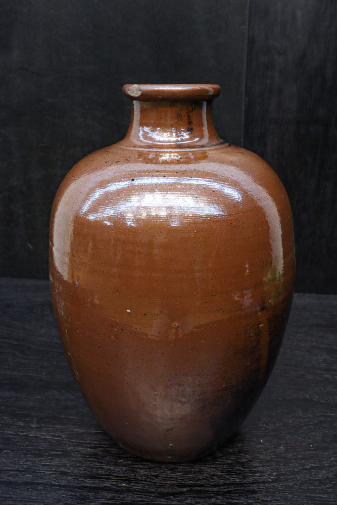 時代を重ねた味わい深い色彩で艶やかな面持ちの花器　DC9495