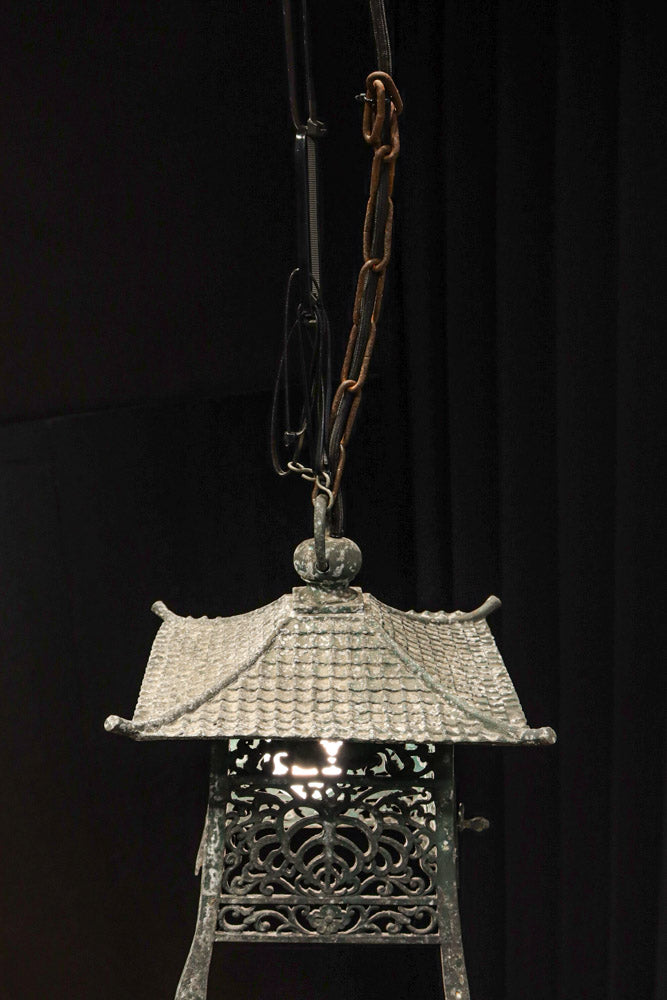 唐草の透かし模様で和の風合い溢れる吊り灯籠　DC9506