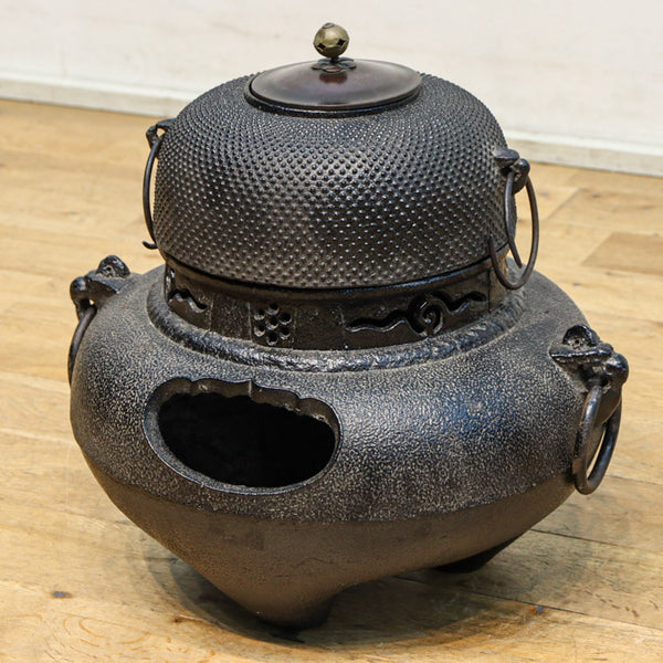 重厚ながら上品なデザインをした茶釜 DC9524 – 古福庵 [ KOFUKUAN