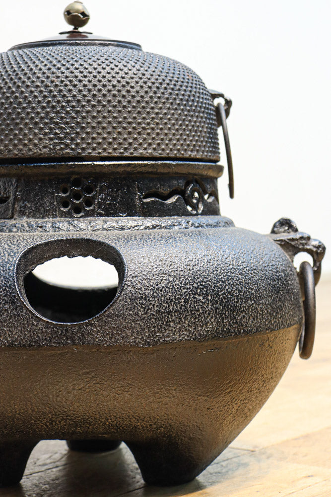 重厚ながら上品なデザインをした茶釜　DC9524