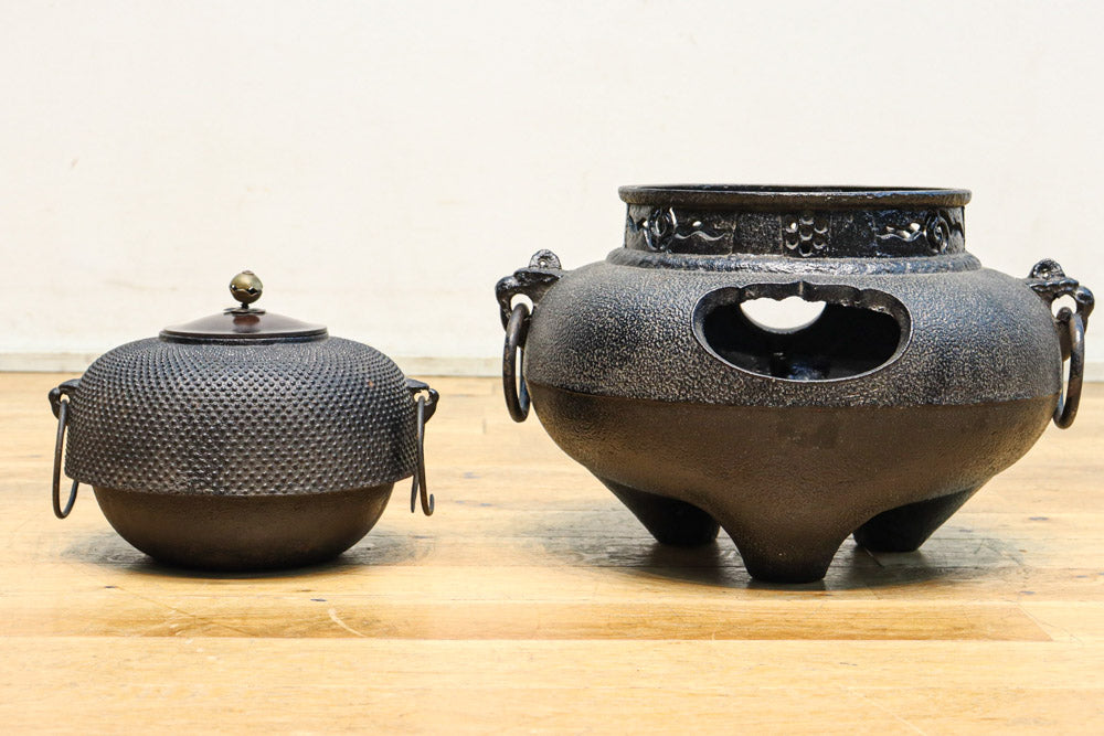 重厚ながら上品なデザインをした茶釜　DC9524