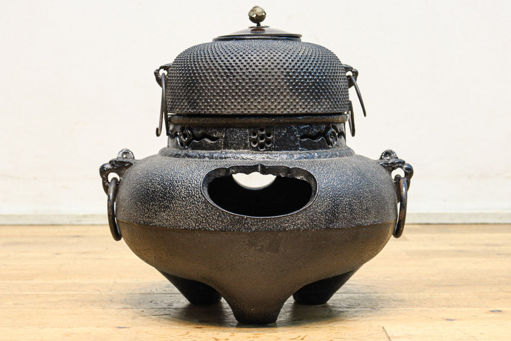 重厚ながら上品なデザインをした茶釜　DC9524