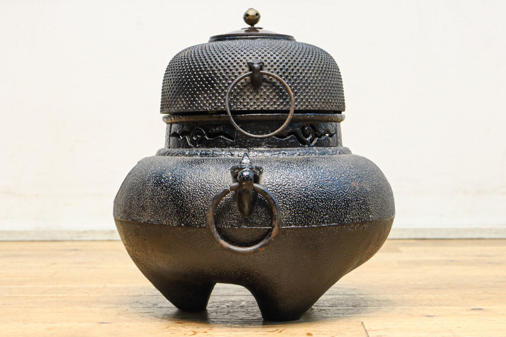 重厚ながら上品なデザインをした茶釜　DC9524