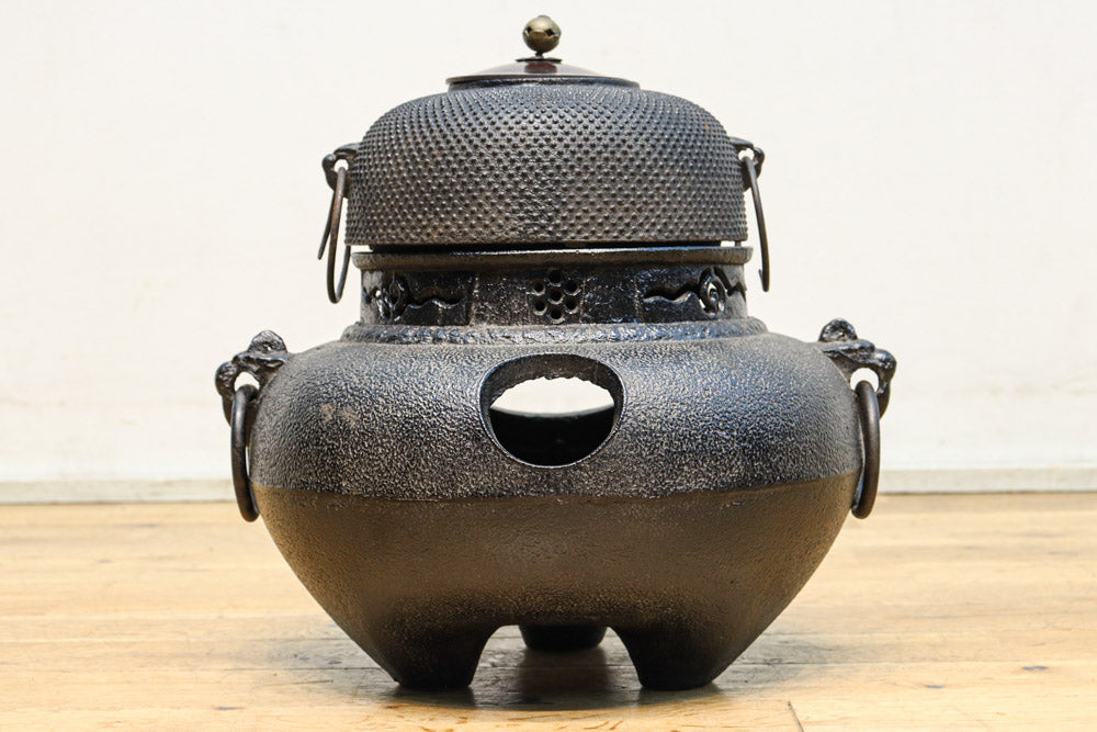 重厚ながら上品なデザインをした茶釜　DC9524
