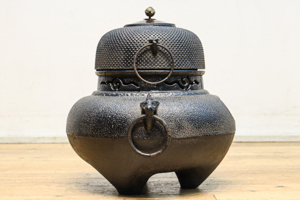 重厚ながら上品なデザインをした茶釜　DC9524
