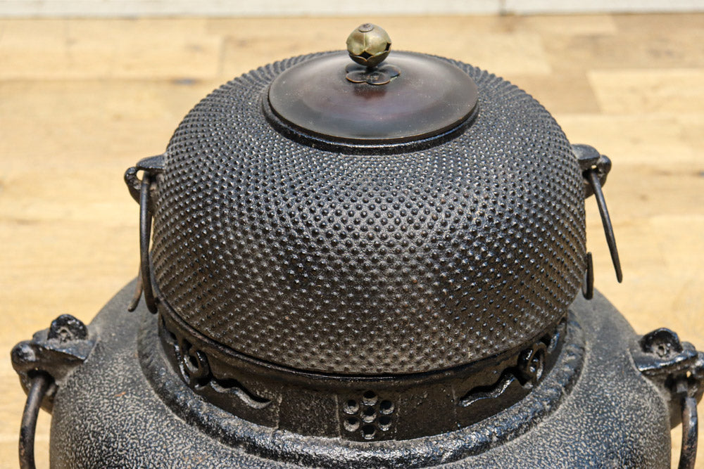 重厚ながら上品なデザインをした茶釜　DC9524