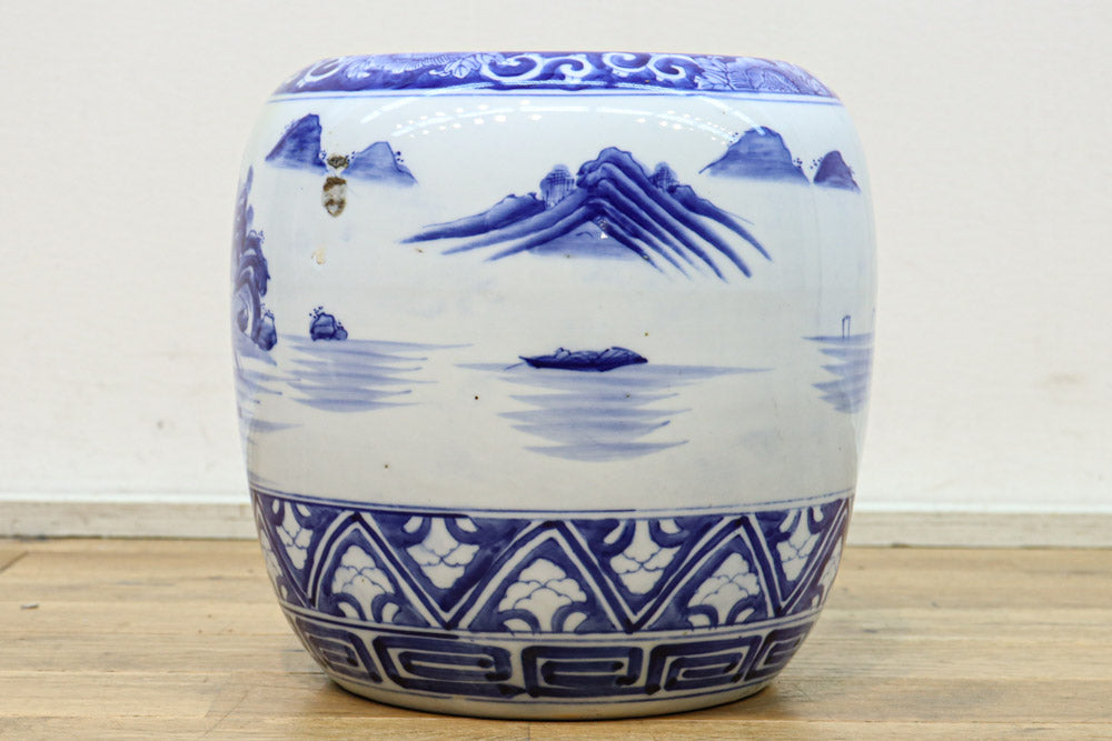 山間部の風景を描いて凛とした面持ちの陶器製丸火鉢　DC9566