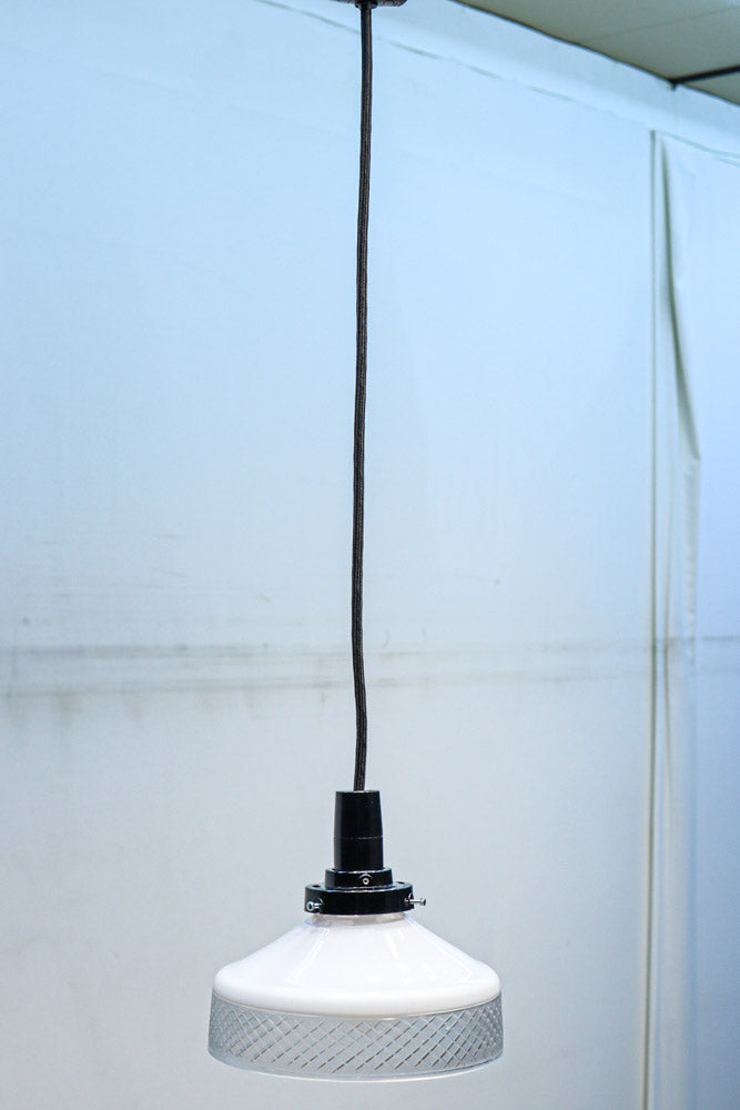 クリアガラスに菱型の切子模様が趣ある電笠　DC9583