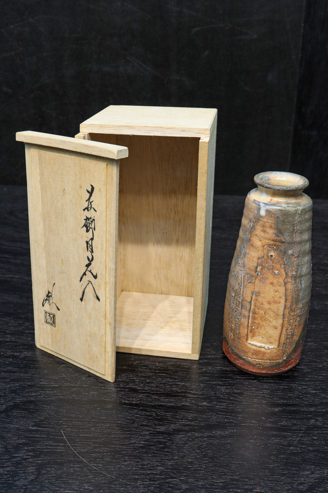 素朴な風合いの花器(共箱付き)　DC9604