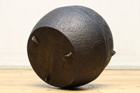 鉄の風合いに縁起の良い和柄模様が馴染む消壺　DC9625　在庫1個