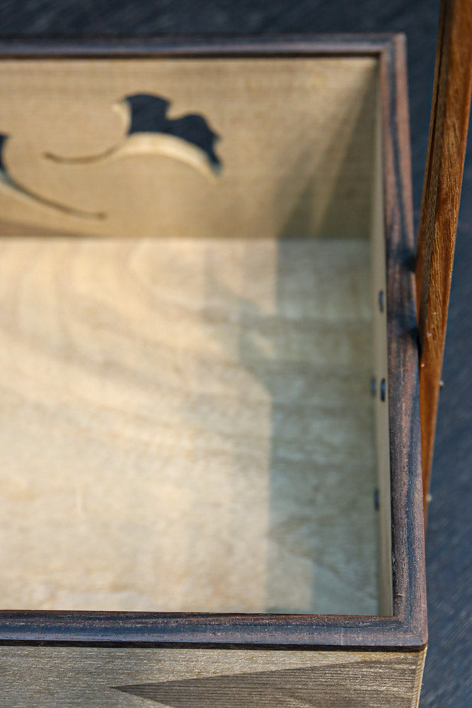 Small wooden carrying box DC9633