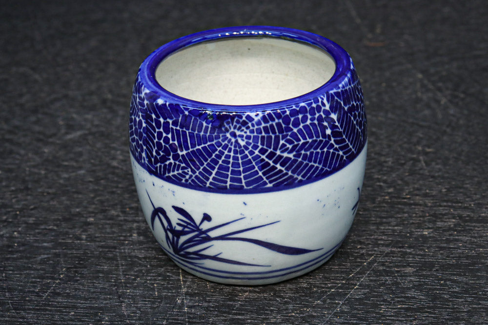 珍品‼︎蜘蛛の巣模様を鮮やかなベロ藍で描いた火入れ　DC9647
